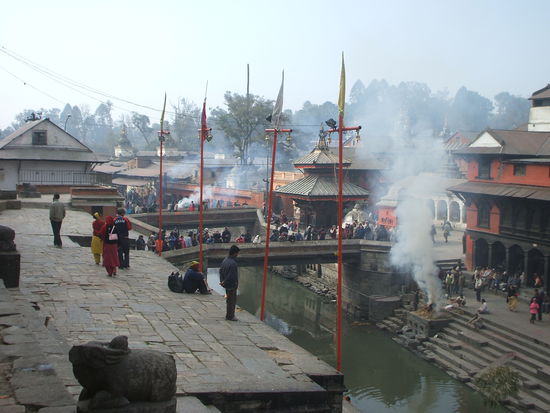 Pashupatinath am Flußufer des Heiligen Bagmati