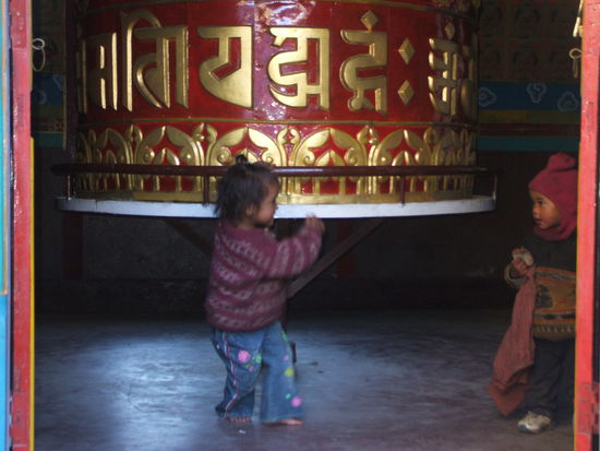 Den Kleinen ist die morgendliche Kälte egal, da wird barfuß mal schnell die Gebetsmühle gemühlt 