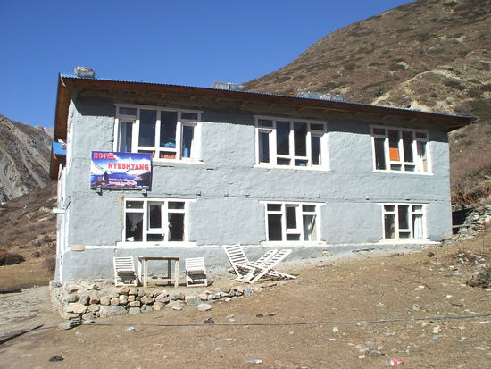 Unsere Lodge, im rechten oberen Zimmer am Fenster steht der legendäre Spiegel und den Anstieg rechts haben wir mal "locker" in einer Stunde "gehikkt" (leider sieht man nicht wirklich wie hoch und steil es war)