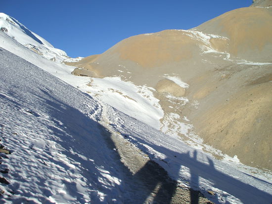 Der Beginn des Weges zum Paß am Vortag... Juhu, keiner freut sich daß der eigentliche Weg (hier grau) total vereißt ist und rechts ein tiefer Kessel ist.
Wie sollen wir das nur in der Dunkelheit machen???
