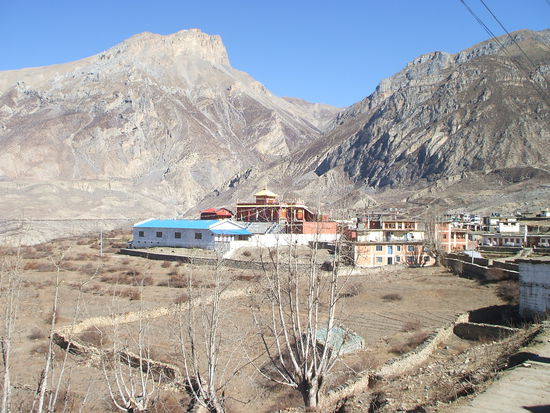 Blick zurück nach Muktinath. Blick zurück zum Pass
