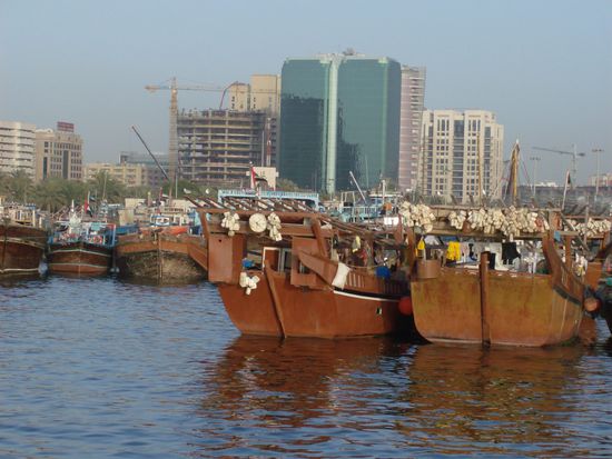 Die alten Boote, Hochhaeuser und sogar eine Baustelle - typisch Dubai!