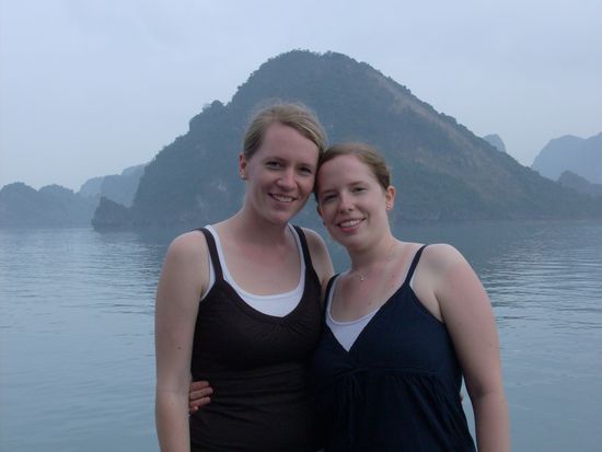 Maike und Trini in der Halong Bucht