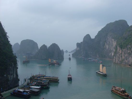Blick ueber die Halong Bucht von der Hoehle aus
