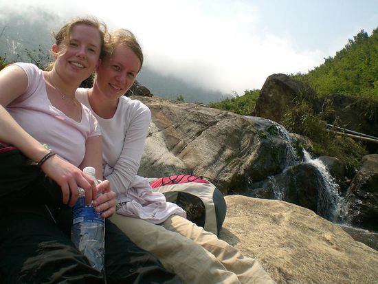 Maike und Trini vorm Wasserfall
