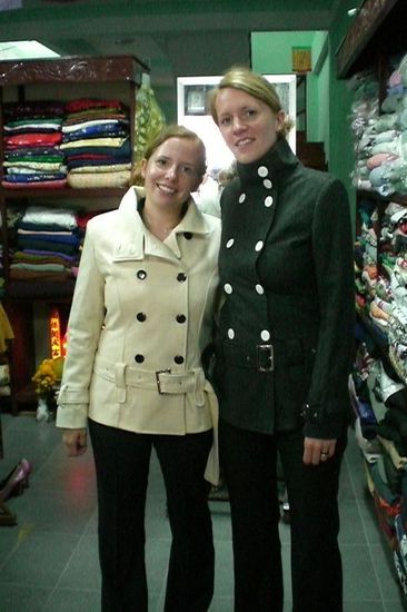 Trini und Maike in ihren neuen Winterjacken