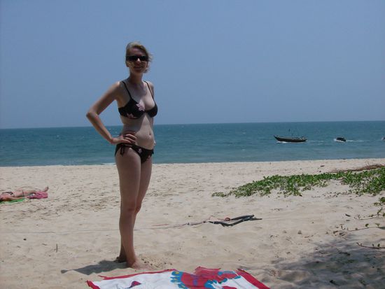 Maike in ihrem neu geschneiderten Bikini in Mui Ne am Strand