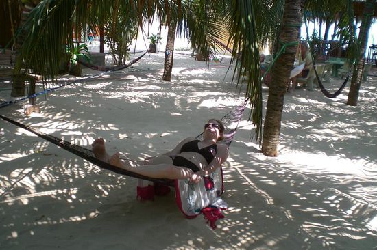 Trini in ihrem neuen Bikini in der Haengematte