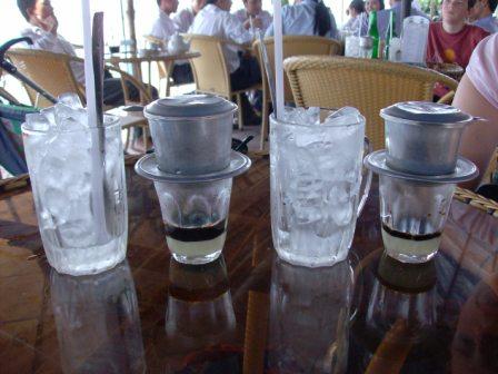 Wir bestellten zwei Eiskaffees