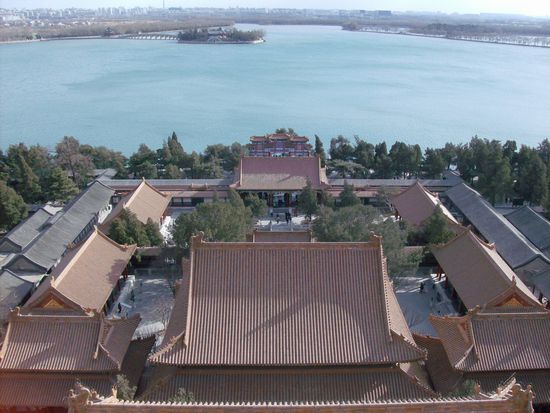 Blick vom Tempel uber die ganze Anlage, im Hintergrund die Skyline Pekings