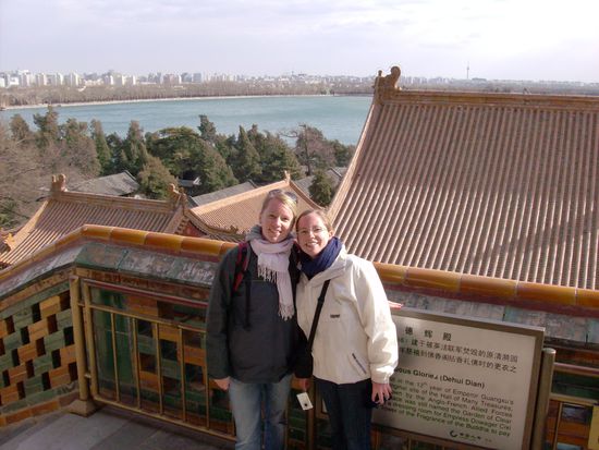 Maike und Trini vor der Skyline Pekings