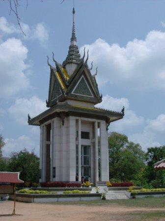 In diesem tempelaehnlichen Gebaeude sind unendlich viele Schaedel aufgereiht, die in den Killing Fields gefunden wurden.