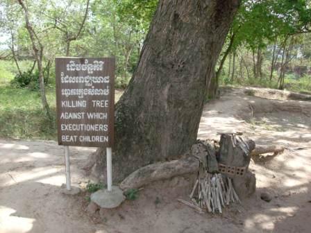 ...
(gegenueber war ein Baum an dem Lautsprecher aufgehaengt wurden, um das Geschrei zu uebertoenen!)
