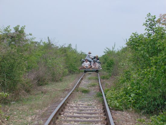 Ein Bamboo Train kam uns entgegen!