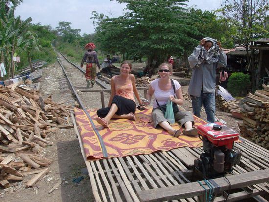 Brigitte und Trini auf dem Bamboo Train
