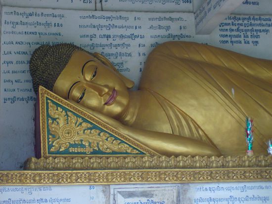 Ein liegender Buddha auf dem Weg nach oben