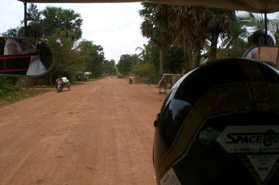 Eine der schlaglöcherreichen Straßen in der Umgebung Battambangs