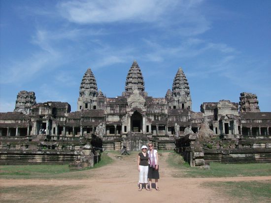 Trini und Maike vor Angkor Wat (Rückansicht)