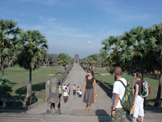 Blick zurück zum Eingang zu Angkor Wat. In unserem Rücken befindet sich das Hauptgebäude
