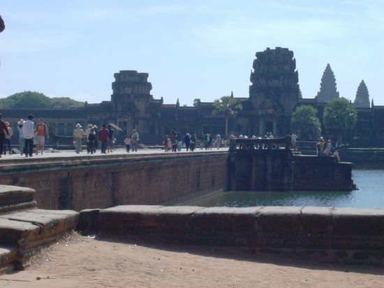 Der Eingang zu Angkor Wat...