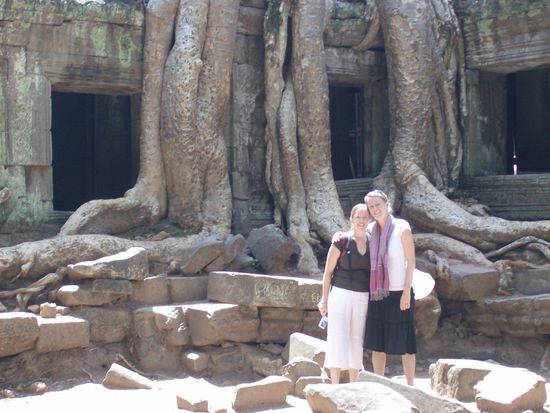 Trini und Maike vor einem besonders großen Baum