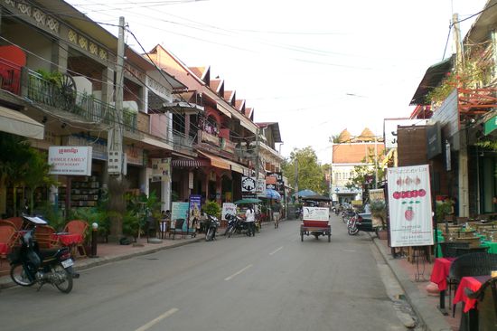 Straße in Siem Reap, die Nachts für Autos und Tuk Tuks gesperrt wird.