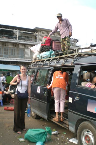 Der Minibus vor der Abreise und noch lange nicht voll beladen...