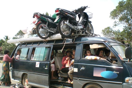 hinter der Mutti mit Hut kann man Trini erkennen...