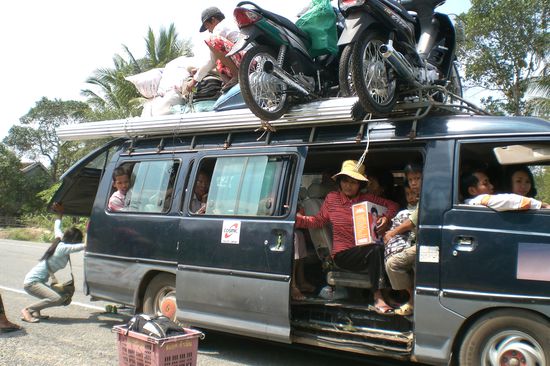 die Frau links im Bild sucht ihr Gepäck!