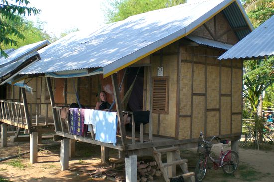 Maike in einer Hängematte vor unserem Bungalow.