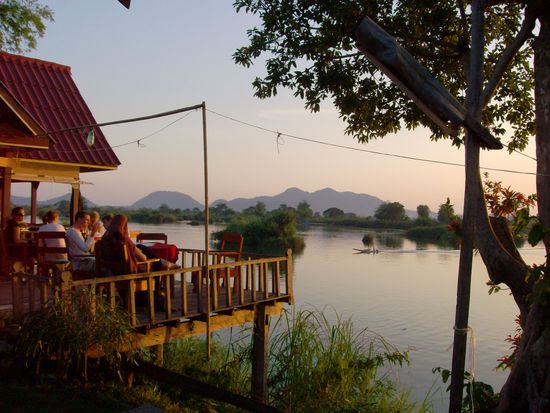 Blick vom Bungalow auf den Fluss und das Restaurant