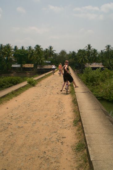 Maike auf der Brücke, um von Don Det nach Don Kohn zu kommen