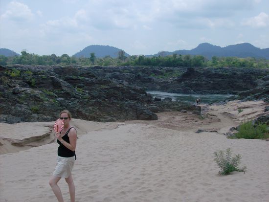 Der Strand, im Hintergrund der Wasserfall...