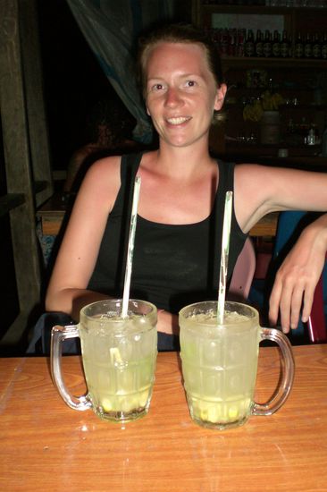 Maike mit zwei Mojitos - die Bar hieß "Sunset Bar"!