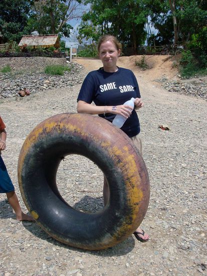 Trini mit ihrem Tube am Startpunkt 4 km ausserhalb Vang Viengs