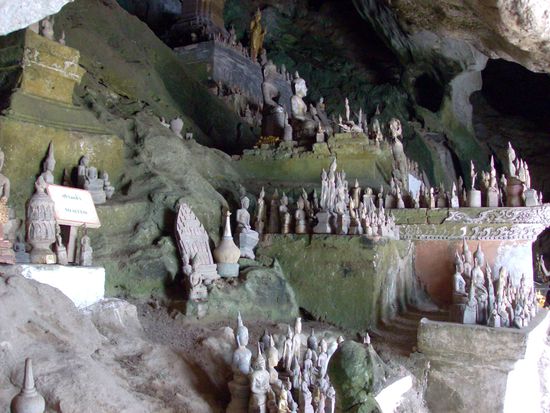 unzählige Buddhafiguren