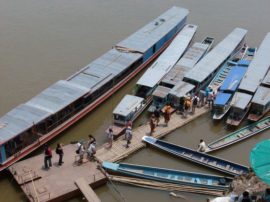 Mit solch einem Boot sind wir über den Mekong geshippert
