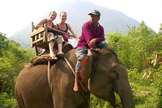 Trini und Maike auf ihrer 35jährigen Elefantendame mit ihrem Guide