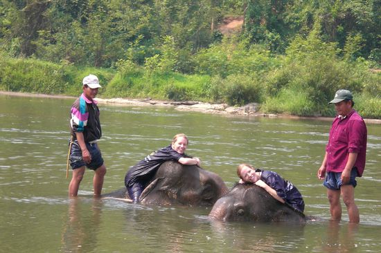 Maike und Trini auf ihren Elefanten im Fluss