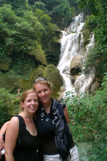 Trini und Maike vorm Wasserfall