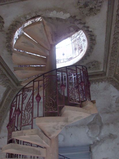 Die Wendeltreppe führt auf die Aussichtsterasse auf dem Dach