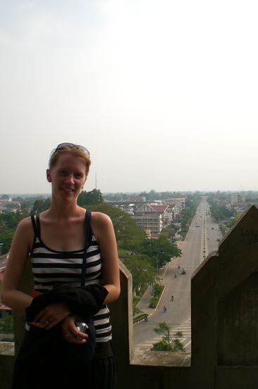 Maike auf dem Bogen in Richtung Mekong
