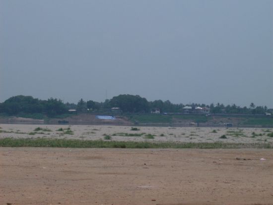 Blick auf den größtenteils ausgetrockneten Mekong und die Insel vor Vientiane. Hinter ihr kann man bereits Thailand sehen.