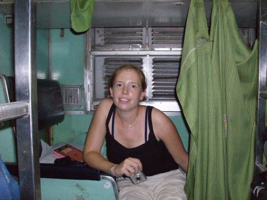 Trini auf ihrem Bett 