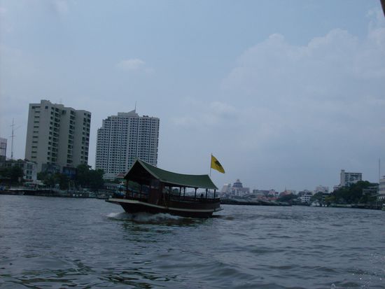 Bangkoks Skyline vom Boot aus