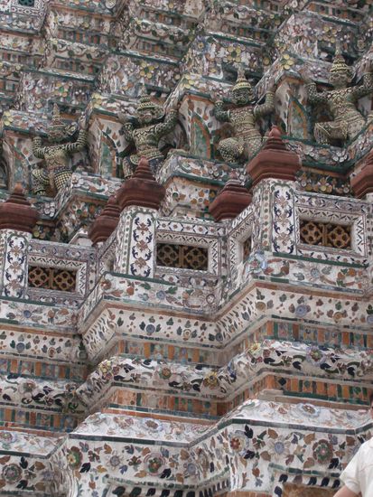 Alles aus unzähligen zersplittertem Porzellan zusammengesetzt