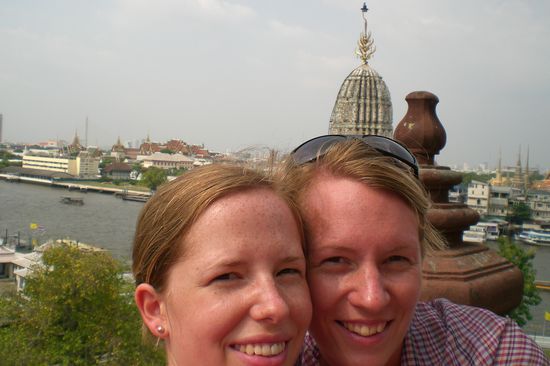 Trini und Maike bei War Arun und links im Hintergrund der Königspalast