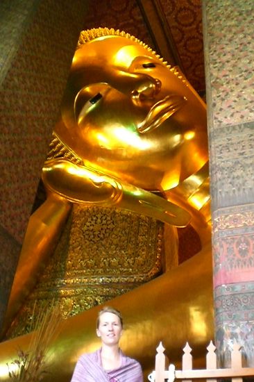 Maike vorm Gesicht des Buddhas