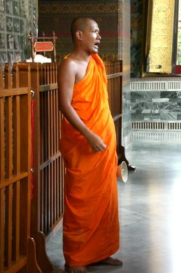 "Großer" Mönch beim Erklären...