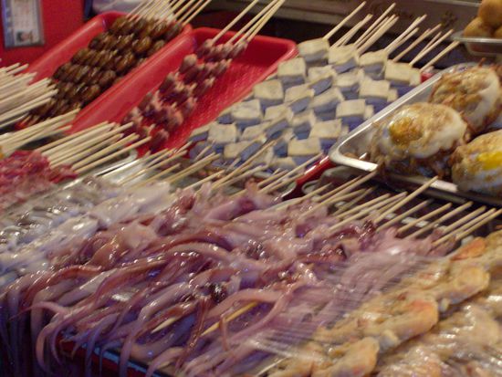 Leckereien auf dem Nachtmarkt in Peking